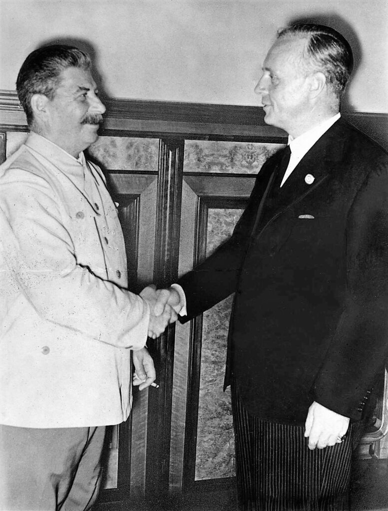 23 серпня 1939 року. Сталін і Ріббентроп в Кремлі | foto:wikipedia/Bundesarchiv, Bild 183-H27337 / CC-BY-SA 3.0 de